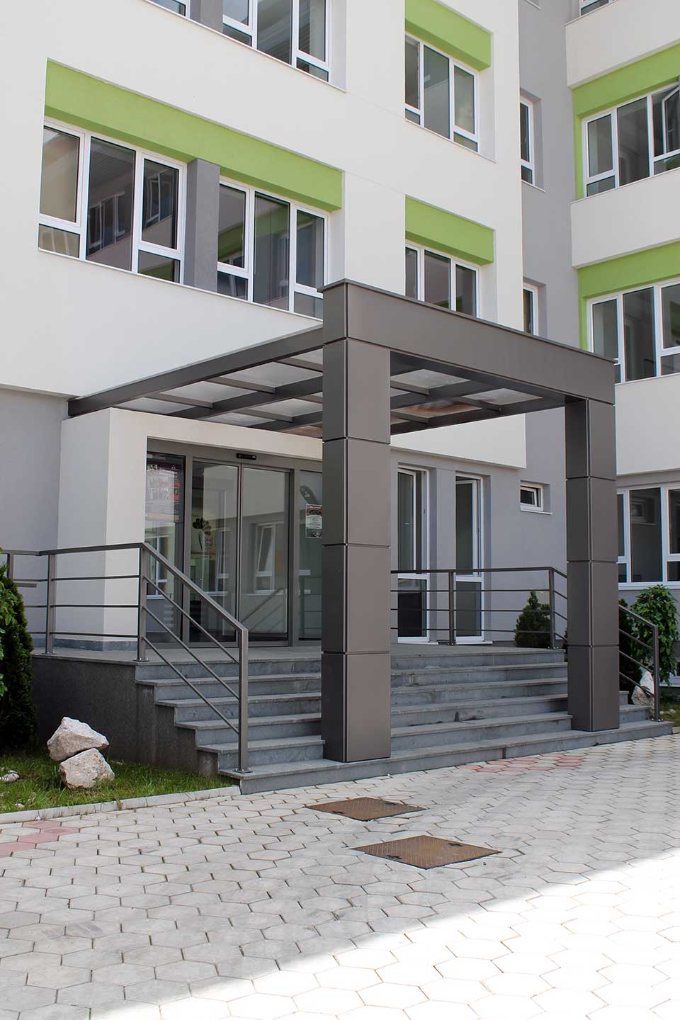 Radionička izrada i ugradnja limenih kaseta ( lim VOESTALPINA  RAL 9007) kojima je obložena čelična konstrukcija na ulazu u objekat škola Bosna Sema 